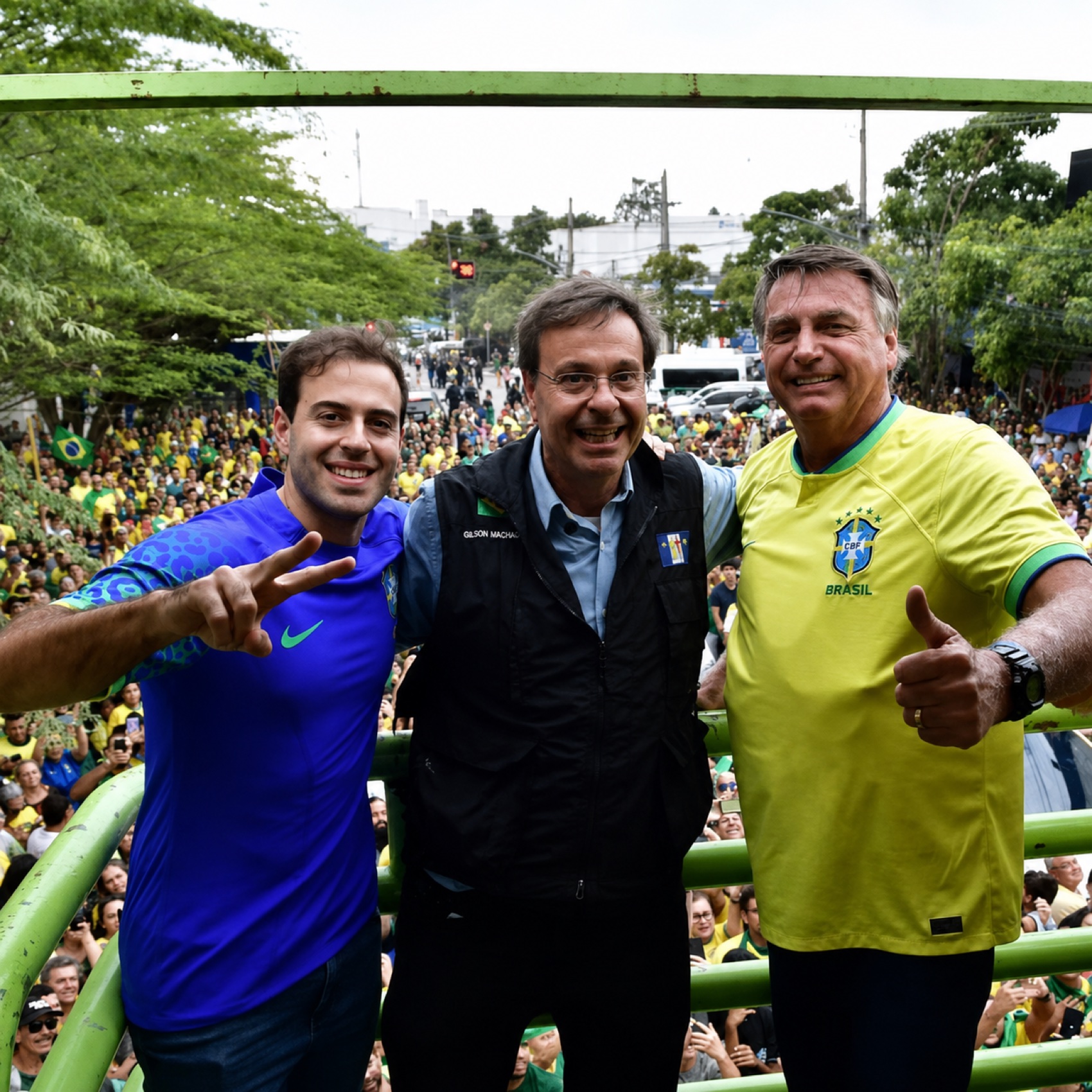 Gilson Filho com Gilson Machado e o Presidente Jair Bolsonaro em ato com multidão